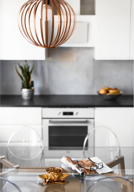 Szukanie kreatywnych kadrów różnych pomieszczeń to codzienność w pracy fotografia nieruchomości