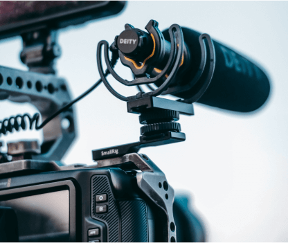 Dowiedz się jak podpiąć mikrofon do kamery i opanuj nagrywanie dźwięku w świetnej jakości