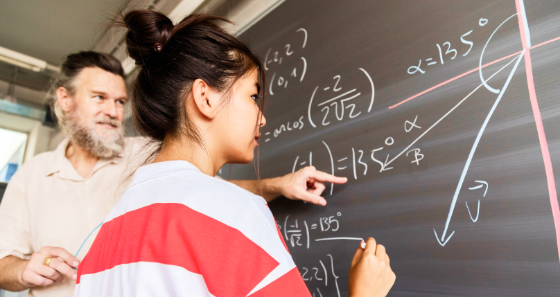 Opanuj trygonometrię z kursem online, poznaj wartości funkcji trygonometrycznych dla kątów 30, 45 i 60 stopni