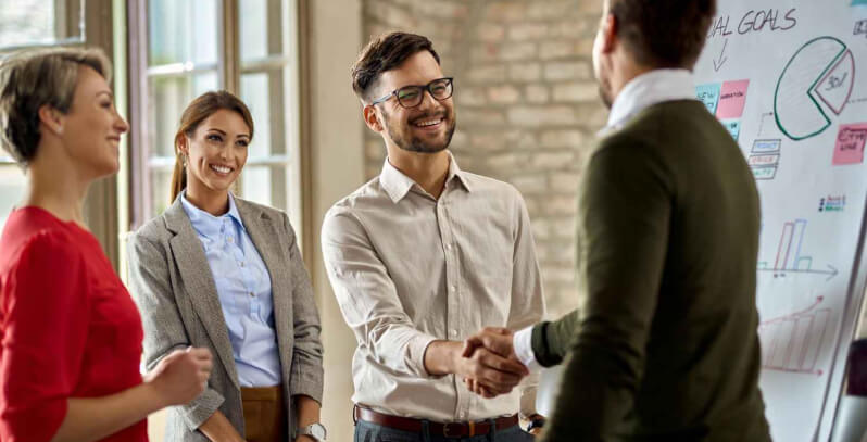 Praktyczne przykłady zastosowania strategii asertywnej komunikacji.