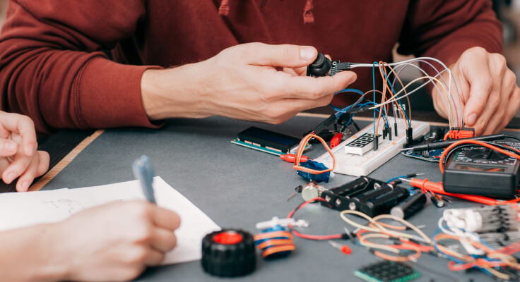 Przeznaczenie i sposób programowania układów ESP32.